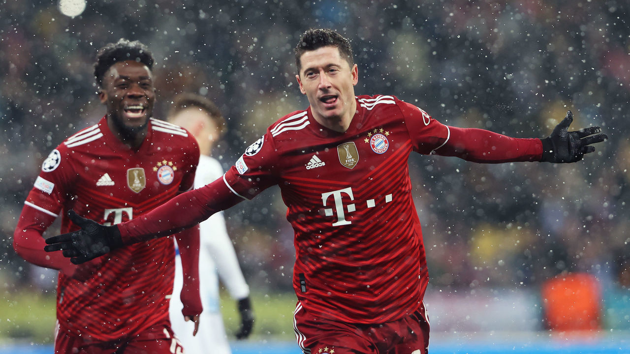 KYIV, UKRAINE - NOVEMBER 23: Robert Lewandowski of FC Bayern Muenchen celebrates after scoring their side's first goal during the UEFA Champions League group E match between Dinamo Kiev and Bayern München at Olimpiysky on November 23, 2021 in Kyiv, Ukraine.