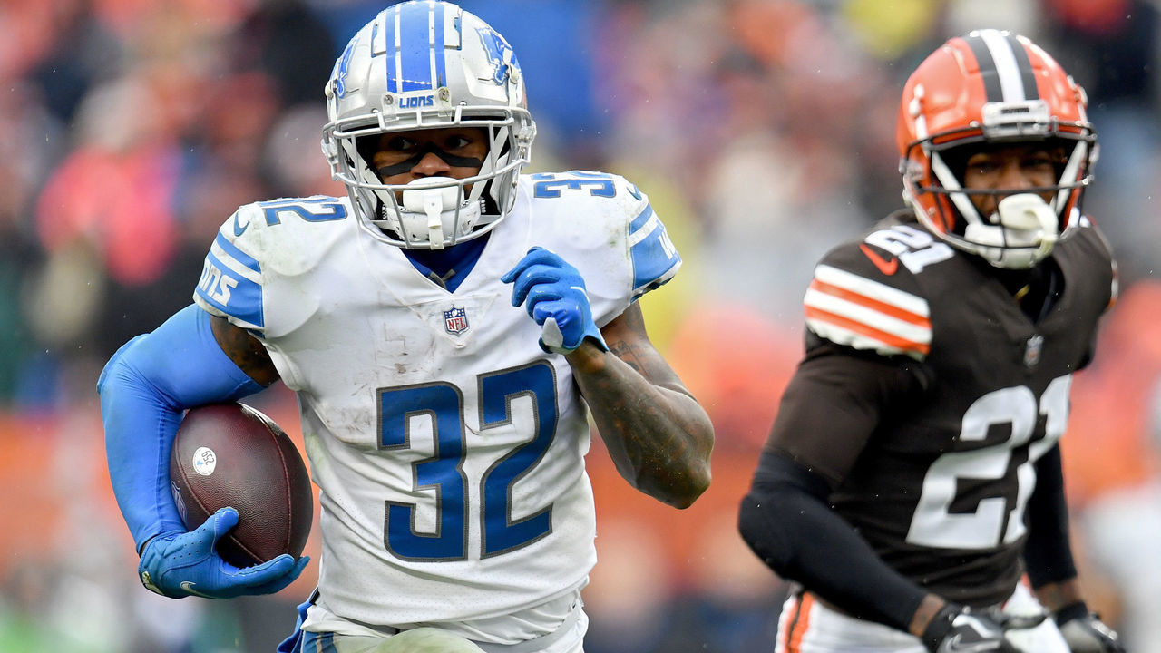 CLEVELAND, OHIO - NOVEMBER 21: D'Andre Swift #32 of the Detroit Lions runs with the ball against the Cleveland Browns in the third quarter at FirstEnergy Stadium on November 21, 2021 in Cleveland, Ohio.