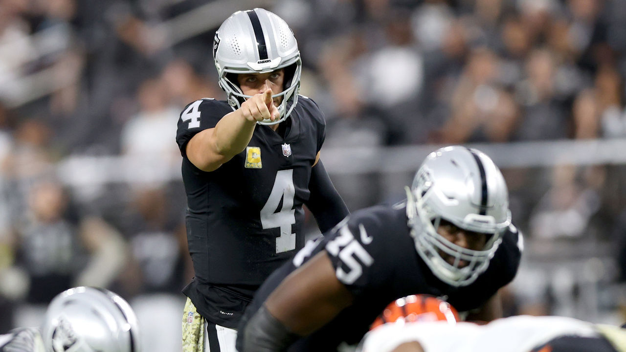 LAS VEGAS, NEVADA - NOVEMBER 21: Derek Carr #4 of the Las Vegas Raiders calls an audible at the line of scrimmage against the Cincinnati Bengals at Allegiant Stadium on November 21, 2021 in Las Vegas, Nevada.
