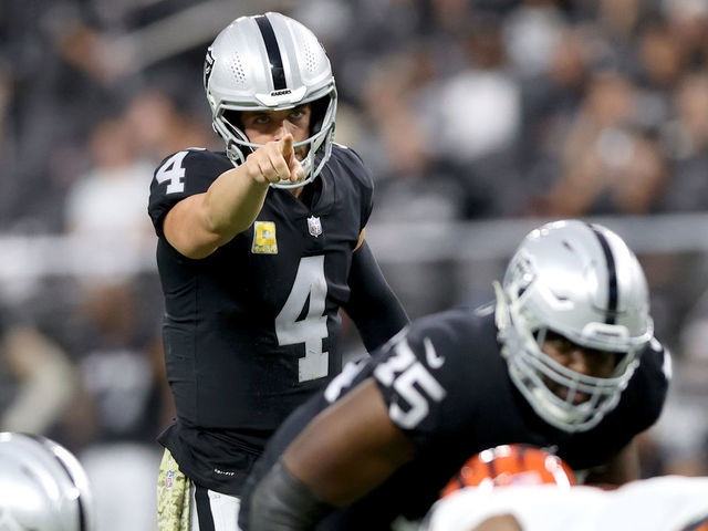 LAS VEGAS, NEVADA - NOVEMBER 21: Derek Carr #4 of the Las Vegas Raiders calls an audible at the line of scrimmage against the Cincinnati Bengals at Allegiant Stadium on November 21, 2021 in Las Vegas, Nevada.