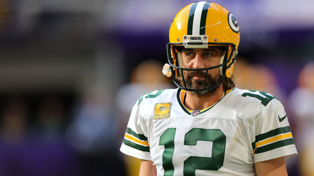 MINNEAPOLIS, MINNESOTA - NOVEMBER 21: Aaron Rodgers #12 of the Green Bay Packers warms up before the game against the Minnesota Vikings at U.S. Bank Stadium on November 21, 2021 in Minneapolis, Minnesota.