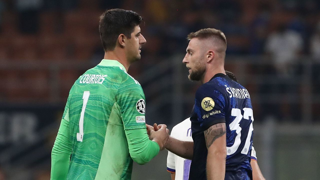 MILAN, ITALY - SEPTEMBER 15: Thibaut Courtois of Real Madrid shakes hands with Milan Skriniar of FC Internazionale at the end of the UEFA Champions League group D match between Inter and Real Madrid at Giuseppe Meazza Stadium on September 15, 2021 in Milan, Italy.