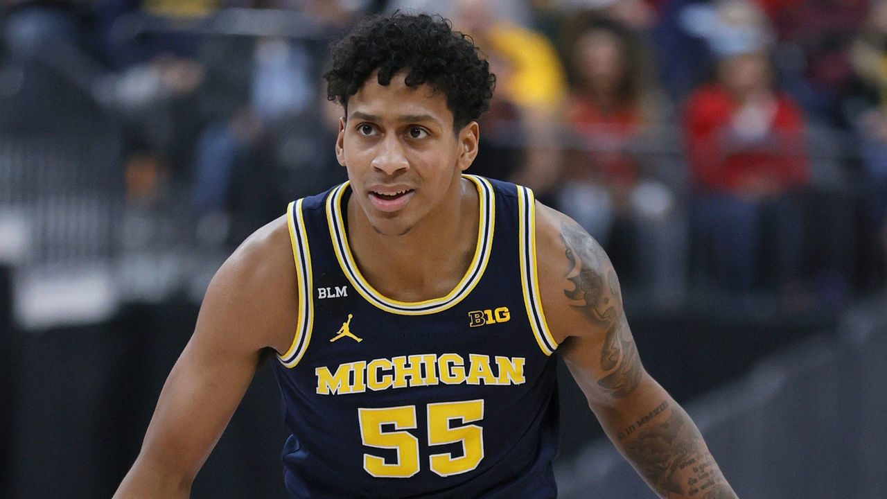 LAS VEGAS, NEVADA - NOVEMBER 21: Eli Brooks #55 of the Michigan Wolverines sets up a play against the Arizona Wildcats during the championship game of the Roman Main Event basketball tournament at T-Mobile Arena on November 21, 2021 in Las Vegas, Nevada. The Wildcats defeated the Wolverines 80-62.
