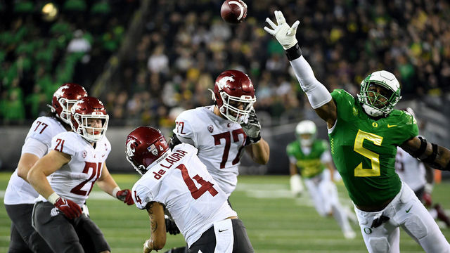 EUGENE, OREGON - NOVEMBER 13: Quarterback Jayden de Laura #4 of the Washington State Cougars passes the ball over Defensive end Kayvon Thibodeaux #5 of the Oregon Ducks during the second half of the game at Autzen Stadium on November 13, 2021 in Eugene, Oregon. Oregon won 38-17.