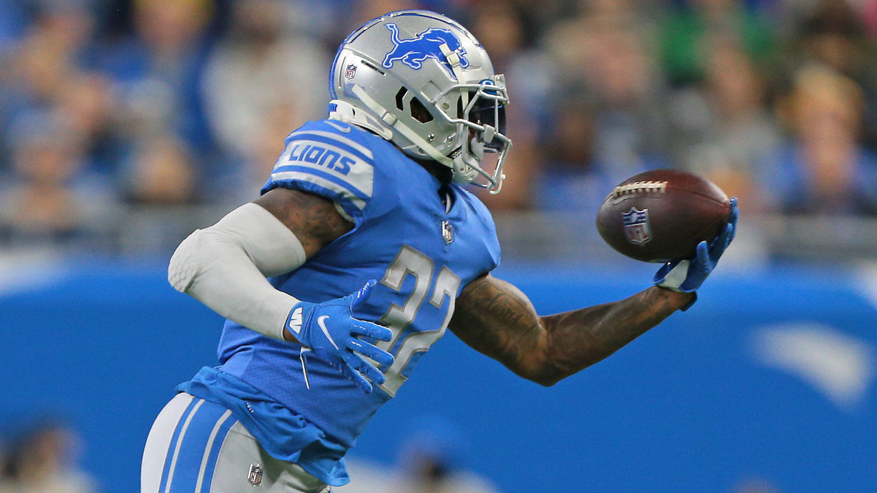 Detroit Lions running back D'Andre Swift (32) catches a pass during the first half of an NFL football game against the Chicago Bears in Detroit, Michigan USA, on Thursday, November 25, 2021.
