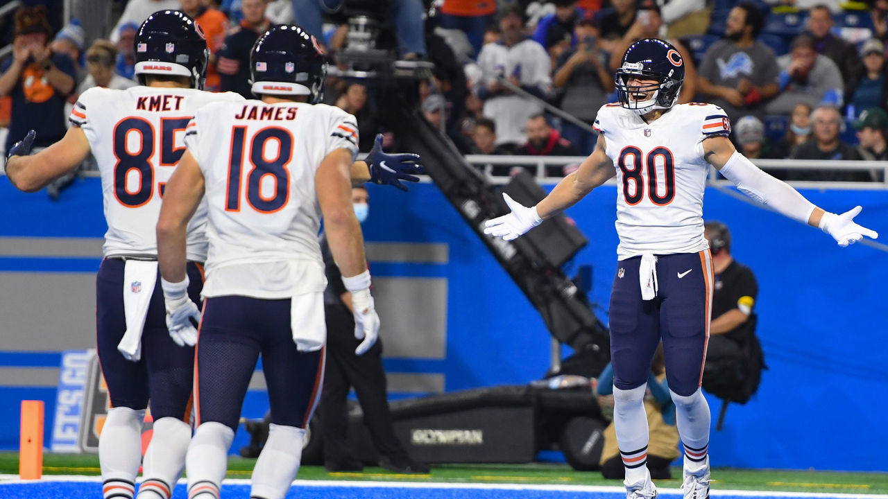 DETROIT, MICHIGAN - NOVEMBER 25: Jimmy Graham #80 of the Chicago Bears celebrates his touchdown against the Detroit Lions with teammates during the second quarter at Ford Field on November 25, 2021 in Detroit, Michigan.