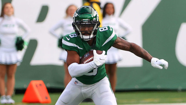 EAST RUTHERFORD, NJ - NOVEMBER 21: New York Jets wide receiver Elijah Moore (8) runs during the National Football League game between the New York Jets and the Miami Dolphins on November 21, 2021 at MetLife Stdium in East Rutherford, NJ.