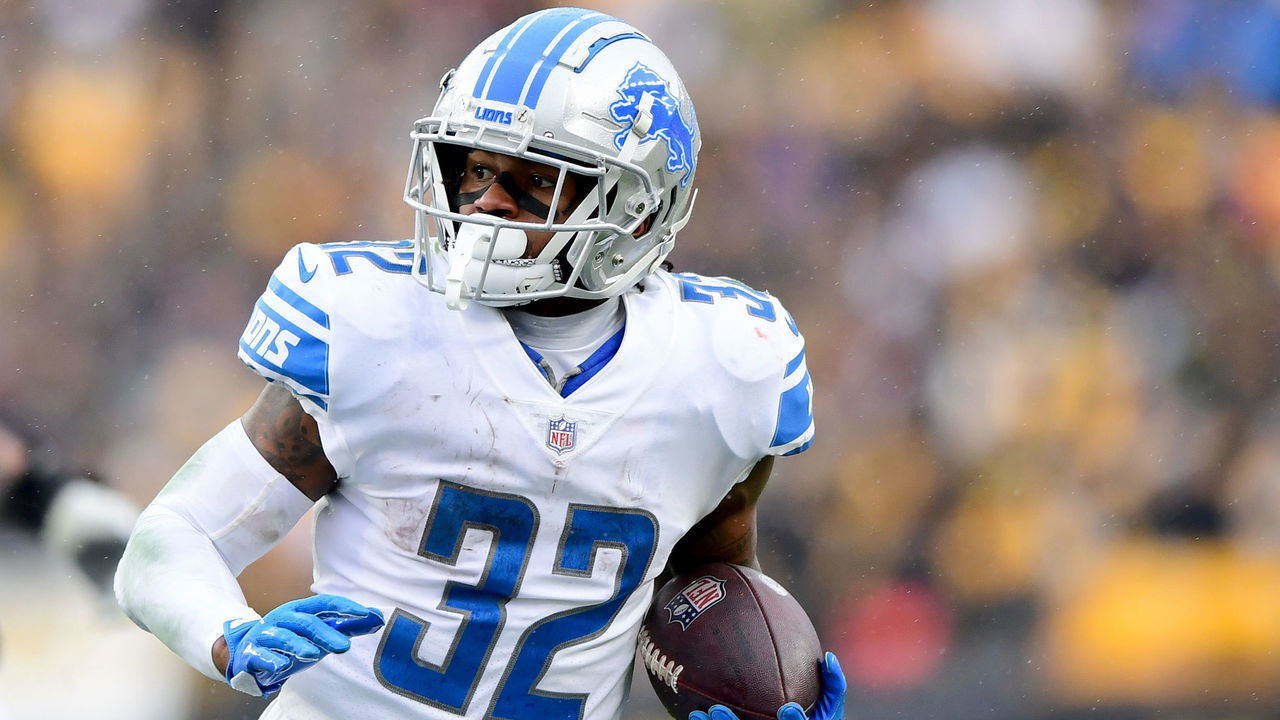 PITTSBURGH, PENNSYLVANIA - NOVEMBER 14: D'Andre Swift #32 of the Detroit Lions carries the ball during a game against the Pittsburgh Steelers at Heinz Field on November 14, 2021 in Pittsburgh, Pennsylvania.