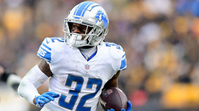 PITTSBURGH, PENNSYLVANIA - NOVEMBER 14: D'Andre Swift #32 of the Detroit Lions carries the ball during a game against the Pittsburgh Steelers at Heinz Field on November 14, 2021 in Pittsburgh, Pennsylvania.