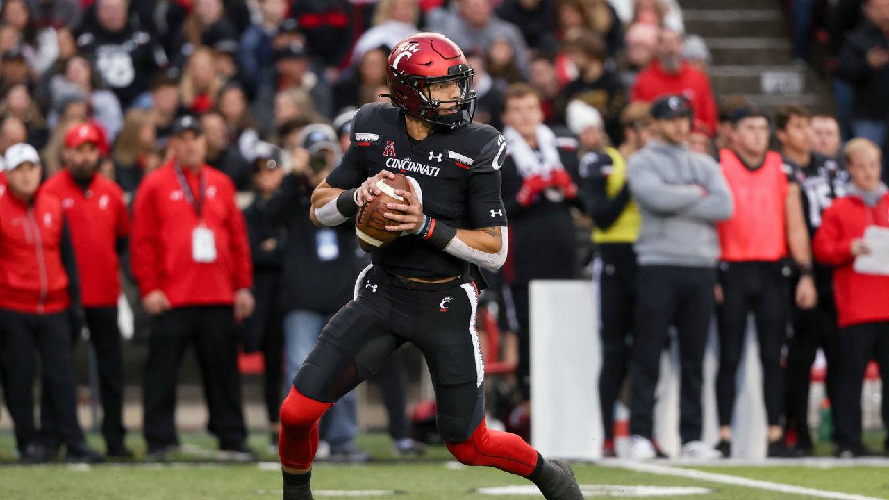 CINCINNATI, OHIO - NOVEMBER 20: Desmond Ridder #9 of the Cincinnati Bearcats drops back to pass in the first quarter against the SMU Mustangs at Nippert Stadium on November 20, 2021 in Cincinnati, Ohio.