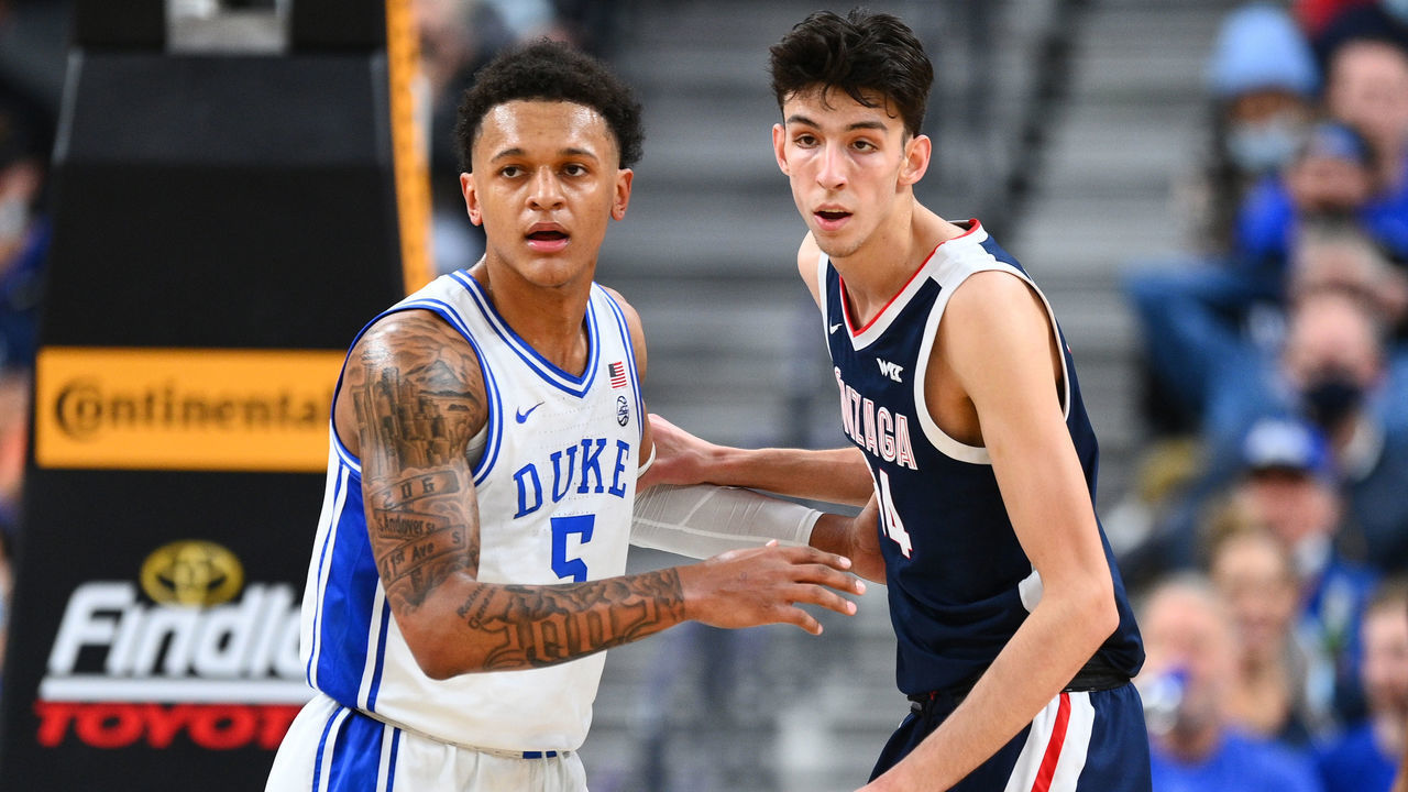 LAS VEGAS, NV - NOVEMBER 26: Duke Blue Devils forward Paolo Banchero (5) guards Gonzaga forward Chet Holmgren (34) during the Continental Tire Challenge college basketball game between the Duke Blue Devils and the Gonzaga Bulldogs on November 26, 2021, at the T-Mobile Arena in Las Vegas, NV.