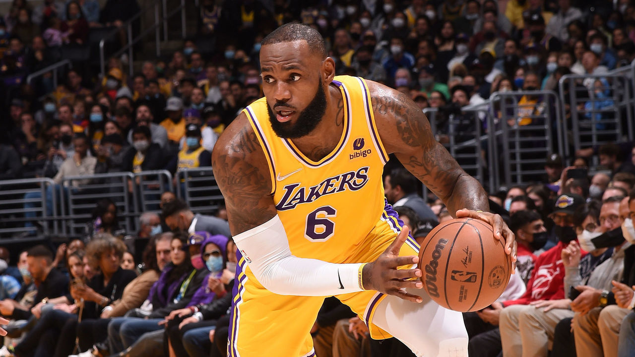 LOS ANGELES, CA - NOVEMBER 26: LeBron James #6 of the Los Angeles Lakers drives to the basket against the Sacramento Kings on November 26, 2021 at STAPLES Center in Los Angeles, California. NOTE TO USER: User expressly acknowledges and agrees that, by downloading and/or using this Photograph, user is consenting to the terms and conditions of the Getty Images License Agreement. Mandatory Copyright Notice: Copyright 2021 NBAE