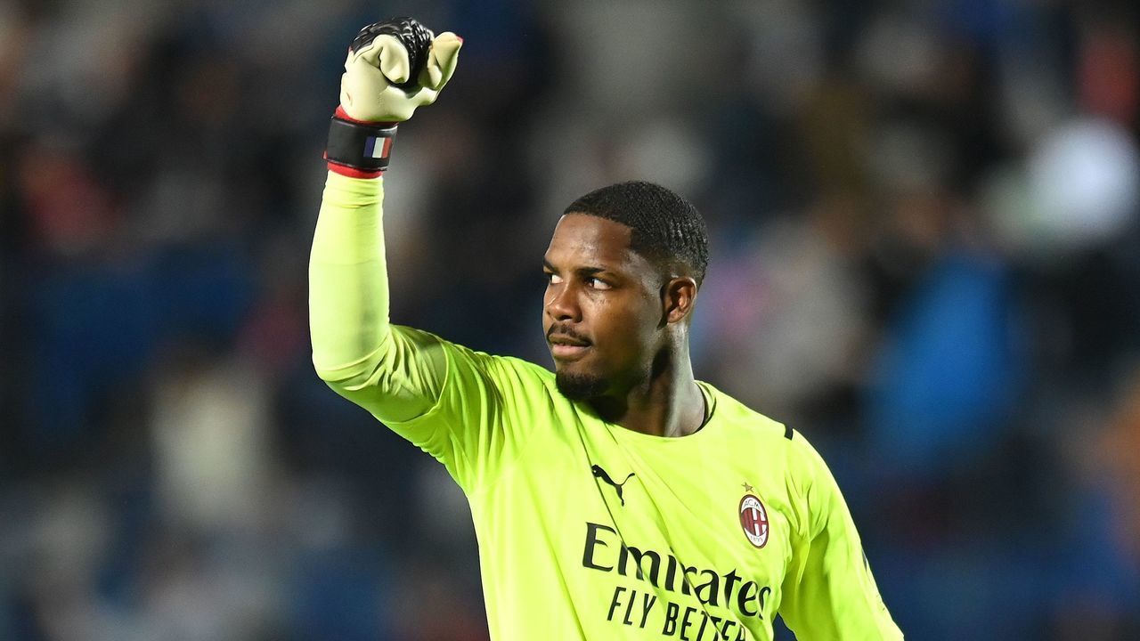 BERGAMO, ITALY - OCTOBER 03: Mike Maignan of AC Milan celebrates during the Serie A match between Atalanta BC v AC Milan at Gewiss Stadium on October 03, 2021 in Bergamo, Italy.