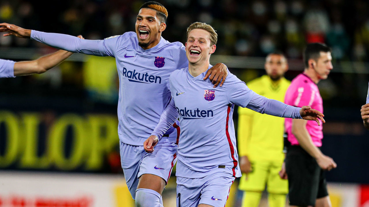VILARREAL, SPAIN - NOVEMBER 27: Frenkie de Jong of FC Barcelona celebrates a goal with teammates during the Santander League match between Villareal CF and FC Barcelona at the Ceramica Stadium on November 27, 2021, in Valencia, Spain.