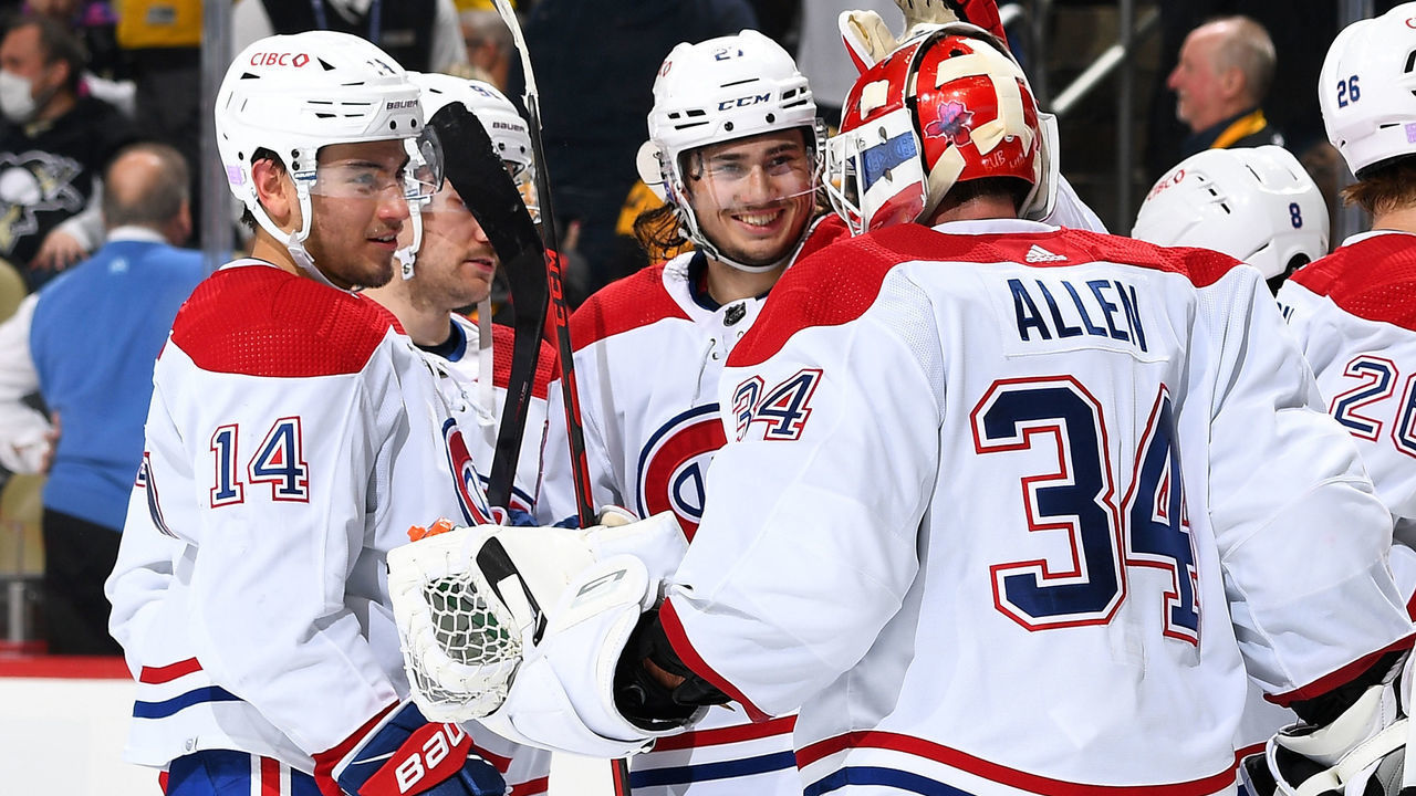 PITTSBURGH, PA - NOVEMBER 27: Jake Allen #34 of the Montreal Canadiens celebrates with teammates after a 6-3 win over the Pittsburgh Penguins at PPG PAINTS Arena on November 27, 2021 in Pittsburgh, Pennsylvania.