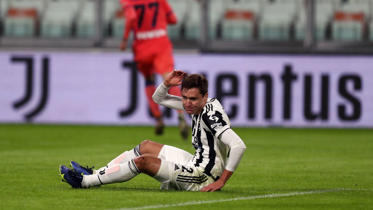 TURIN, ITALY - NOVEMBER 27: (BILD OUT) Federico Chiesa of Juventus FC looks dejected during the Serie A match between Juventus and Atalanta BC at Allianz Stadium on November 27, 2021 in Turin, Italy.