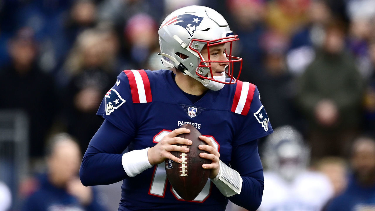FOXBOROUGH, MASSACHUSETTS - NOVEMBER 28: Mac Jones #10 of the New England Patriots looks to make a pass play against the Tennessee Titans in the first half at Gillette Stadium on November 28, 2021 in Foxborough, Massachusetts.