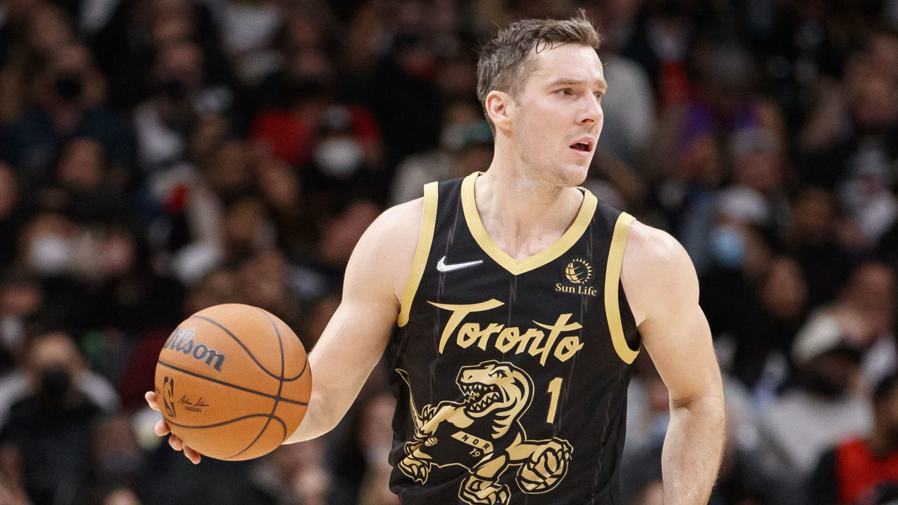 TORONTO, ON - NOVEMBER 13: Goran Dragic #1 of the Toronto Raptors dribbles up the court during the second half of their NBA game against the Detroit Pistons at Scotiabank Arena on November 13, 2021 in Toronto, Canada.