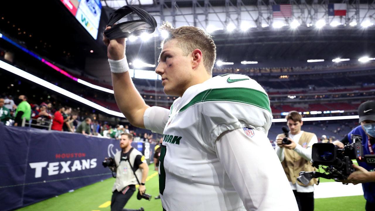 HOUSTON, TEXAS - NOVEMBER 28: Zach Wilson #2 of the New York Jets waves to fans after defeating the Houston Texans at NRG Stadium on November 28, 2021 in Houston, Texas.
