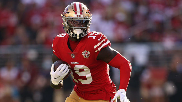 SANTA CLARA, CALIFORNIA - NOVEMBER 28: Deebo Samuel #19 of the San Francisco 49ers rushes for a 20-yard touchdown against the Minnesota Vikings in the first quarter at Levi's Stadium on November 28, 2021 in Santa Clara, California.