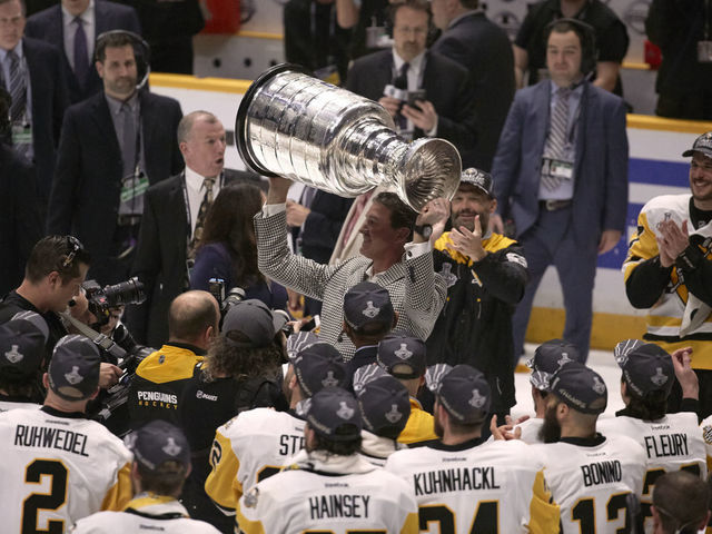 Hockey: NHL Finals: Pittsburgh Penguins owner Mario Lemieux victorious, hoisting Stanley Cup over his head after winning game and series vs Nashville Predators at Bridgestone Arena. Game 6. Nashville, TN 6/11/2017 CREDIT: David E. Klutho (Set Number: SI899 TK1 )