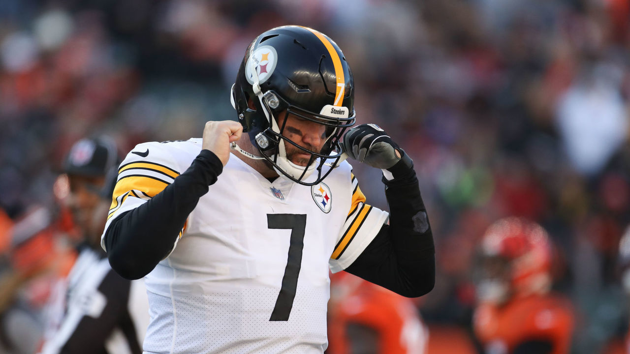 CINCINNATI, OH - NOVEMBER 28: Pittsburgh Steelers quarterback Ben Roethlisberger (7) walks toward the sideline during the game against the Pittsburgh Steelers and the Cincinnati Bengals on November 28, 2021, at Paul Brown Stadium in Cincinnati, OH.
