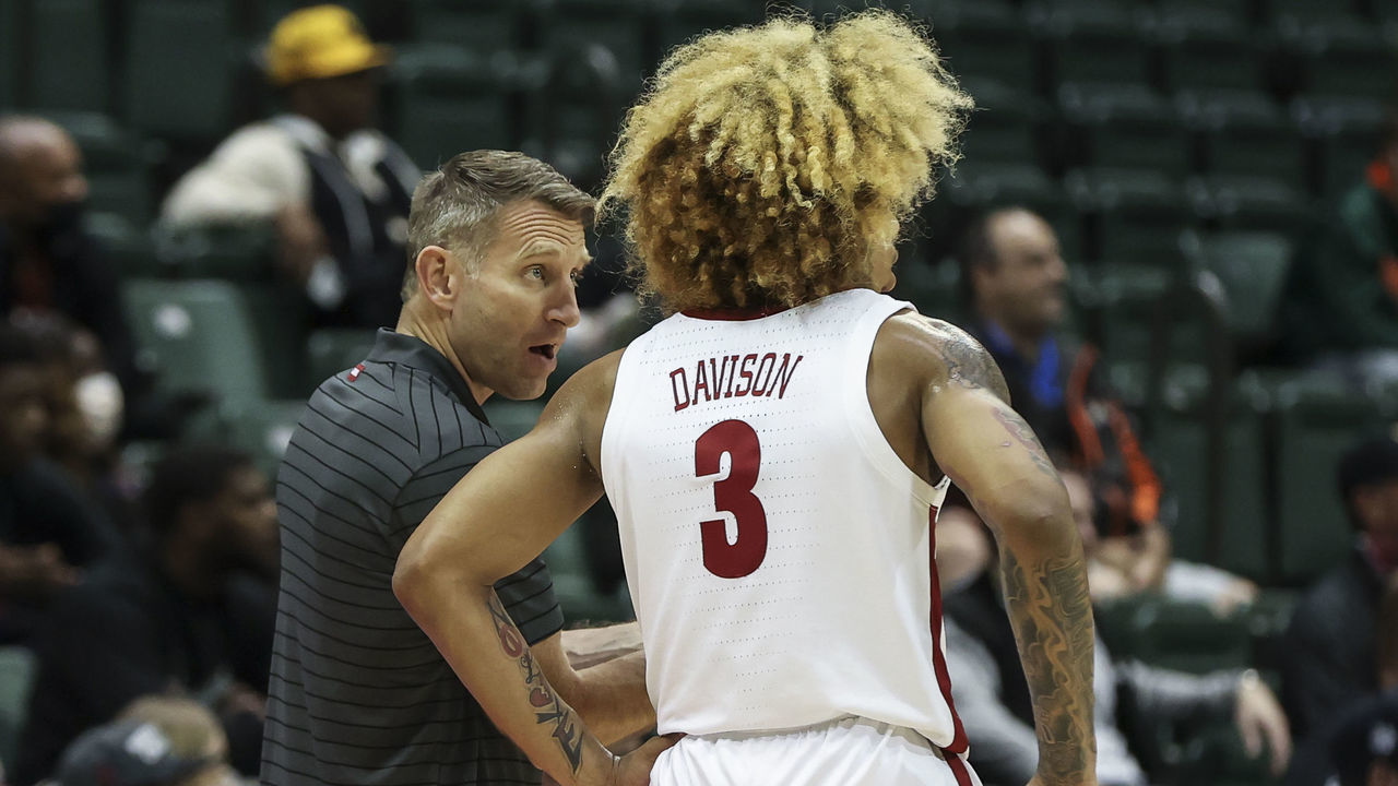 ORLANDO, FL - NOVEMBER 28: Alabama Crimson Tide head coach Nate Oats talks to Alabama Crimson Tide guard JD Davison (3) during the 2021 ESPN Events Invitational college basketball game between the Alabama Crimson Tide and Miami (Fl) Hurricanes on November 28, 2021 in Orlando, FL.
