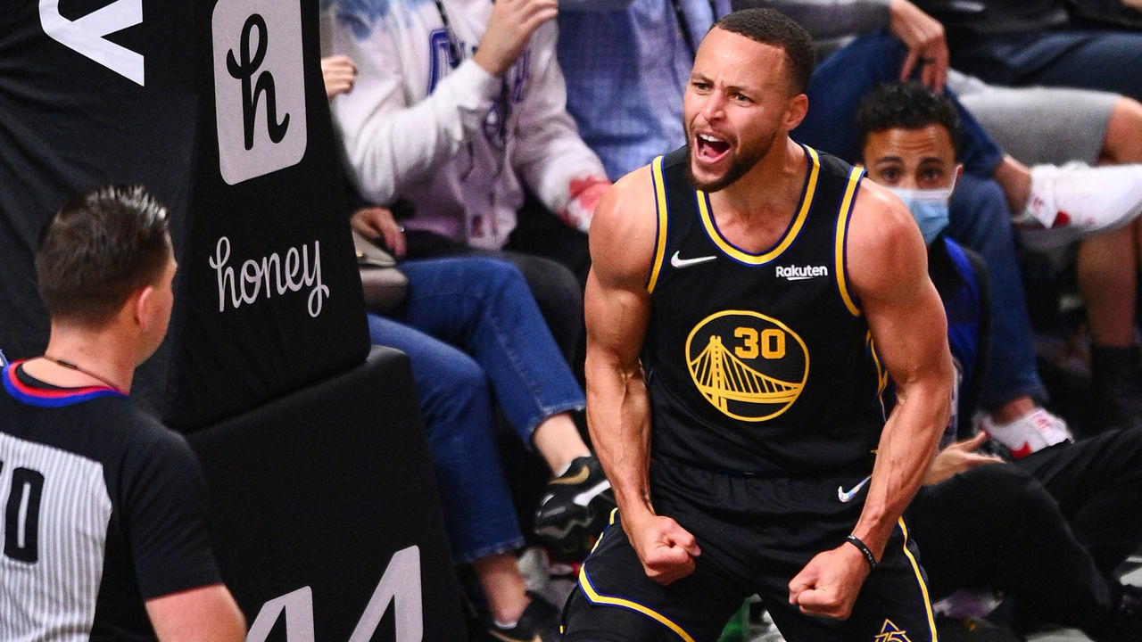 LOS ANGELES, CA - NOVEMBER 28: Golden State Warriors Guard Stephen Curry (30) argues a call during a NBA game between the Golden State Warriors and the Los Angeles Clippers on November 28, 2021 at STAPLES Center in Los Angeles, CA.