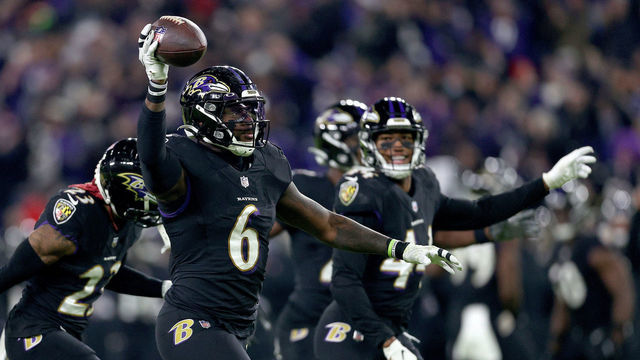 BALTIMORE, MARYLAND - NOVEMBER 28: Patrick Queen #6 of the Baltimore Ravens recovers a fumble in the second quarter during a game against the Cleveland Browns at M&T Bank Stadium on November 28, 2021 in Baltimore, Maryland.