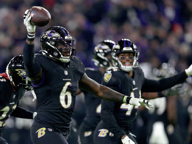 BALTIMORE, MARYLAND - NOVEMBER 28: Patrick Queen #6 of the Baltimore Ravens recovers a fumble in the second quarter during a game against the Cleveland Browns at M&T Bank Stadium on November 28, 2021 in Baltimore, Maryland.