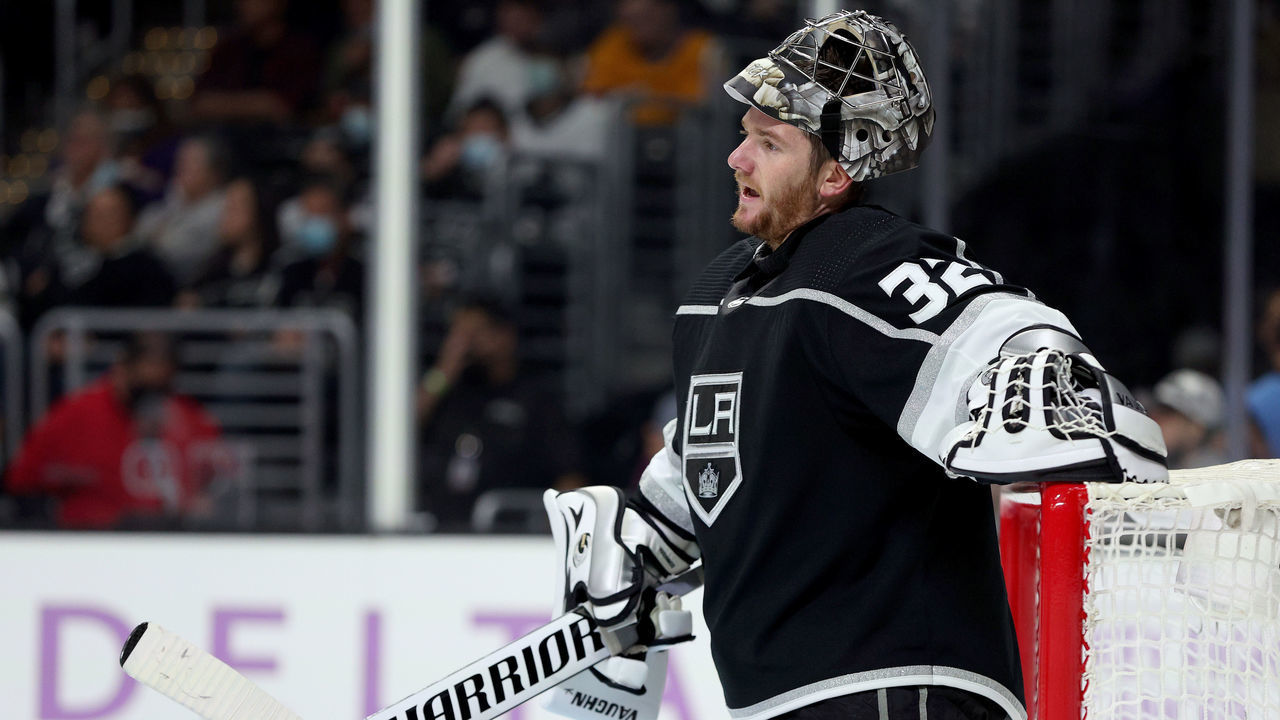 LOS ANGELES, CALIFORNIA - NOVEMBER 21: Jonathan Quick #32 of the Los Angeles Kings waits during a 2-1 overtime loss to the Arizona Coyotes at Staples Center on November 21, 2021 in Los Angeles, California.