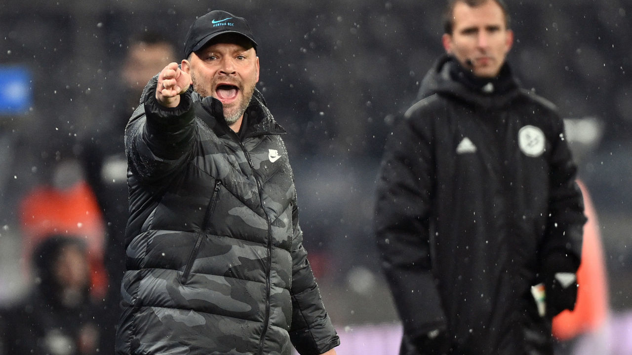 27 November 2021, Berlin: Football: Bundesliga, Hertha BSC - FC Augsburg, Matchday 13 at Olympiastadion. Hertha head coach Pal Dardai calls from the sidelines. Photo: Soeren Stache/dpa-Zentralbild/dpa - IMPORTANT NOTE: In accordance with the regulations of the DFL Deutsche Fußball Liga and/or the DFB Deutscher Fußball-Bund, it is prohibited to use or have used photographs taken in the stadium and/or of the match in the form of sequence pictures and/or video-like photo series.