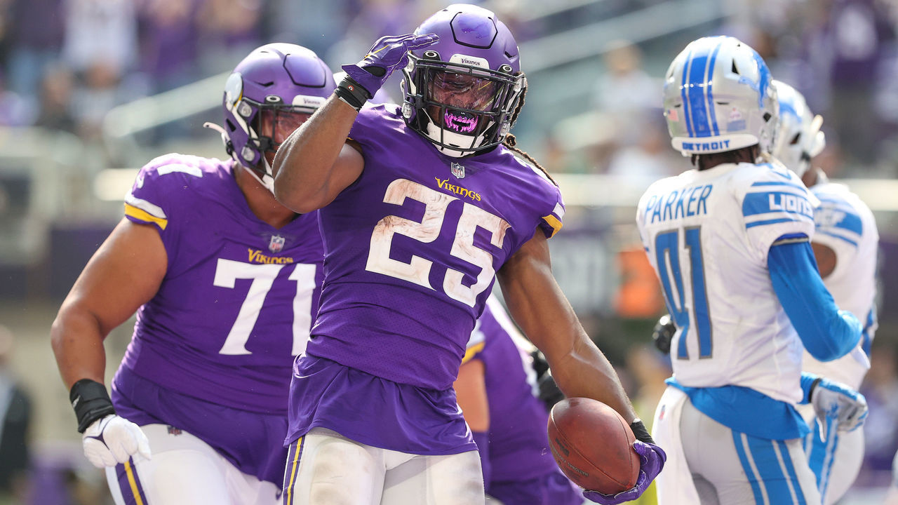 MINNEAPOLIS, MINNESOTA - OCTOBER 10: Alexander Mattison #25 of the Minnesota Vikings celebrates after scoring a touchdown during the second quarter against the Detroit Lions at U.S. Bank Stadium on October 10, 2021 in Minneapolis, Minnesota.