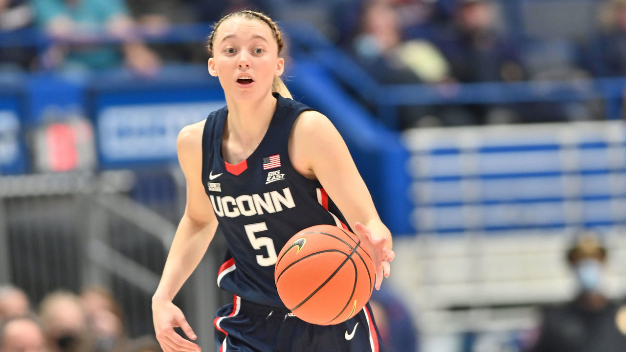 HARTFORD, CT - NOVEMBER 14: UConn Huskies guard Paige Bueckers (5) handles the ball during the game as the Arkansas Razorbacks take on the UConn Huskies during the women's college basketball game on November 14, 2021, at the XL Center in Hartford, Connecticut.