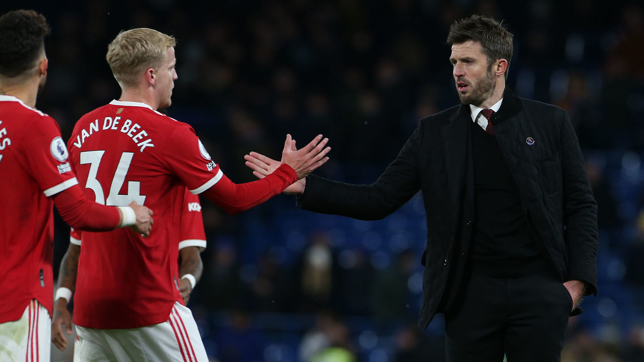 LONDON, ENGLAND - NOVEMBER 28: Interim Manager Michael Carrick of Manchester United talks to Donny van de Beek after the Premier League match between Chelsea and Manchester United at Stamford Bridge on November 28, 2021 in London, England.