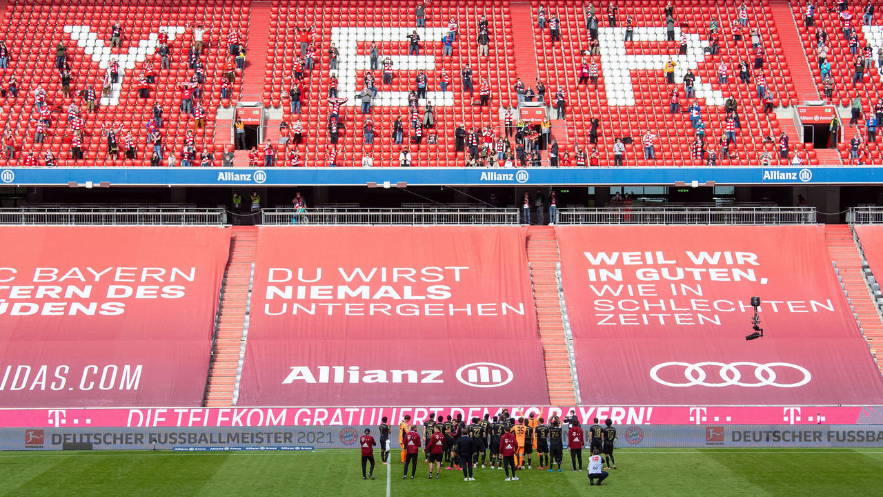 22 May 2021, Bavaria, Munich: Football: Bundesliga, FC Bayern München - FC Augsburg, Matchday 34 at Allianz Arena. The Munich team thanks the few fans in the arena. Photo: Sven Hoppe/dpa - IMPORTANT NOTE: In accordance with the regulations of the DFL Deutsche Fußball Liga and/or the DFB Deutscher Fußball-Bund, it is prohibited to use or have used photographs taken in the stadium and/or of the match in the form of sequence pictures and/or video-like photo series.