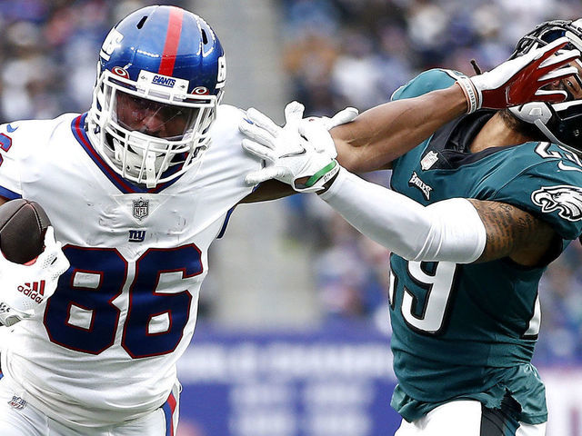 Darius Slayton of the New York Giants has their jersey pulled by Photo  d'actualité - Getty Images