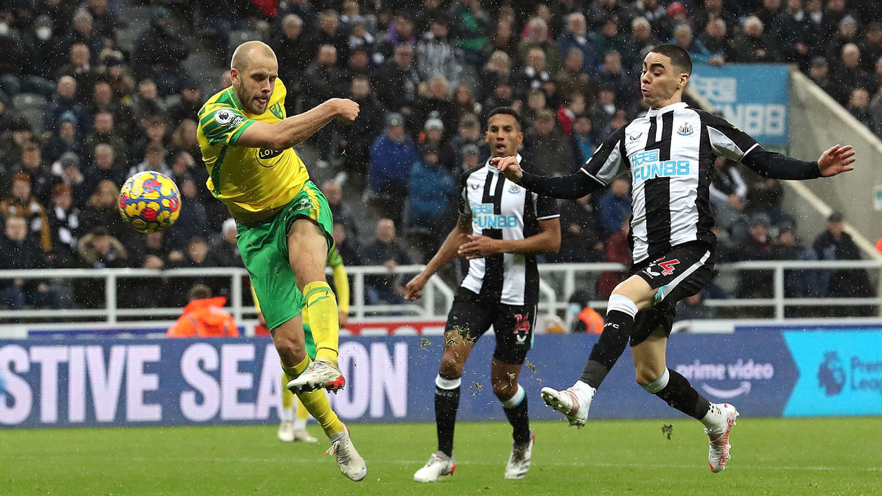 NEWCASTLE UPON TYNE, ENGLAND - NOVEMBER 30: Teemu Pukki of Norwich City scores their side's first goal during the Premier League match between Newcastle United and Norwich City at St. James Park on November 30, 2021 in Newcastle upon Tyne, England.