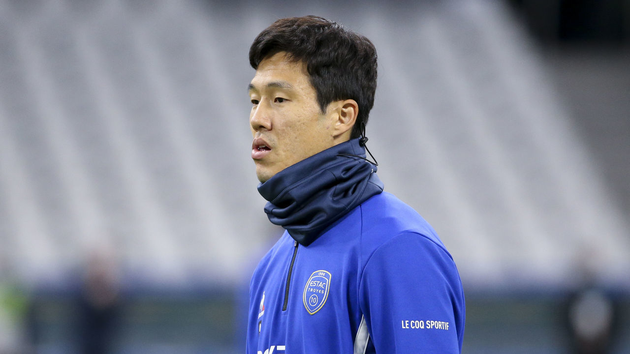 MARSEILLE, FRANCE - NOVEMBER 28: Hyun-jun Suk of Troyes during the Ligue 1 Uber Eats match between Olympique de Marseille (OM) and ESTAC Troyes at Stade Velodrome on November 28, 2021 in Marseille, France.
