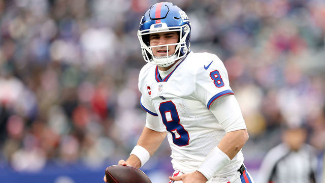 EAST RUTHERFORD, NEW JERSEY - NOVEMBER 28: Daniel Jones #8 of the New York Giants runs with the ball against the Philadelphia Eagles in the first quarter at MetLife Stadium on November 28, 2021 in East Rutherford, New Jersey.