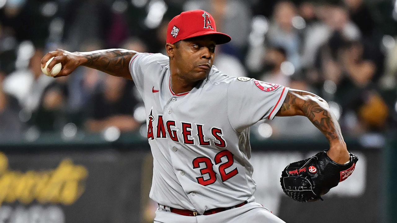 CHICAGO, IL - SEPTEMBER 15: Raisel Iglesias #32 of the Los Angeles Angels pitches against the Chicago White Sox at Guaranteed Rate Field on September 15, 2021 in Chicago, Illinois.
