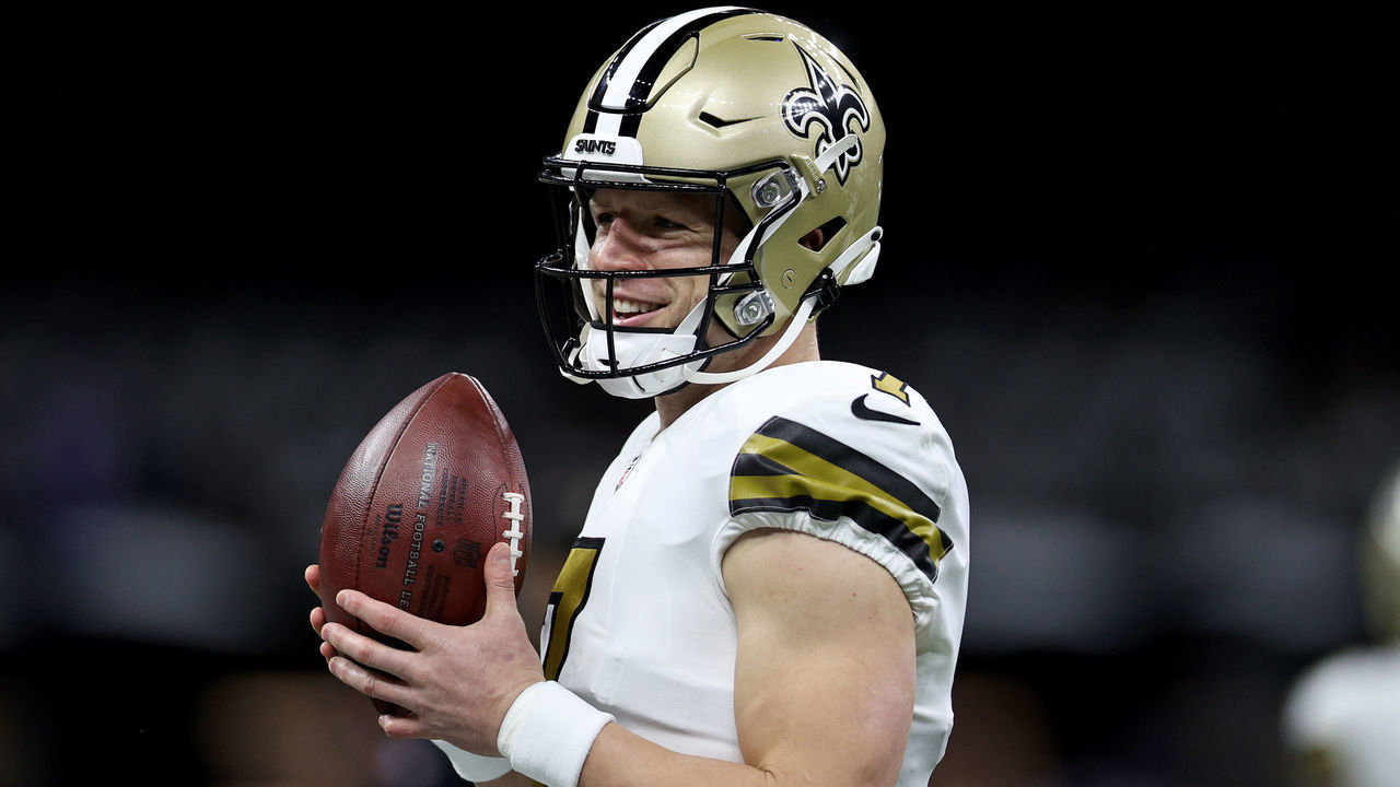 NEW ORLEANS, LOUISIANA - NOVEMBER 25: Taysom Hill #7 of the New Orleans Saints warms up before the game against the Buffalo Bills at Caesars Superdome on November 25, 2021 in New Orleans, Louisiana.