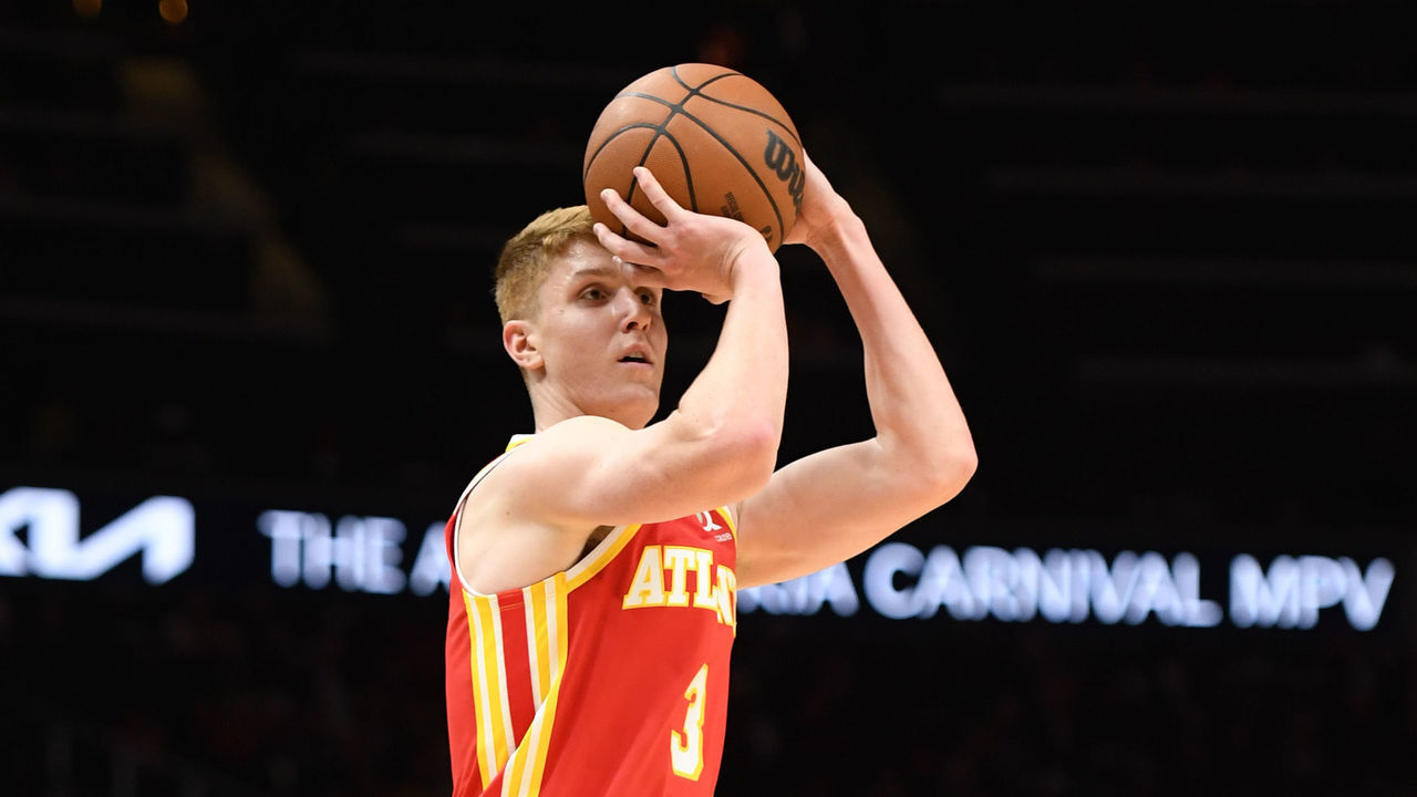 ATLANTA, GA - NOVEMBER 20: Kevin Huerter #3 of the Atlanta Hawks shoots the ball during the game against the Charlotte Hornets on November 20, 2021 at State Farm Arena in Atlanta, Georgia. NOTE TO USER: User expressly acknowledges and agrees that, by downloading and/or using this Photograph, user is consenting to the terms and conditions of the Getty Images License Agreement. Mandatory Copyright Notice: Copyright 2021 NBAE