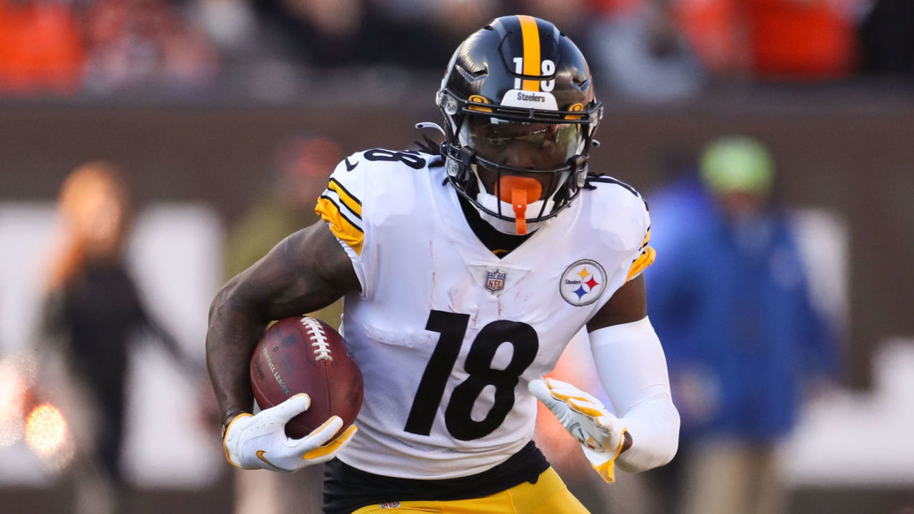 CINCINNATI, OH - NOVEMBER 28: Pittsburgh Steelers wide receiver Diontae Johnson (18) carries the ball during the game against the Pittsburgh Steelers and the Cincinnati Bengals on November 28, 2021, at Paul Brown Stadium in Cincinnati, OH.