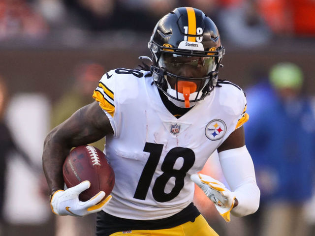 CINCINNATI, OH - NOVEMBER 28: Pittsburgh Steelers wide receiver Diontae Johnson (18) carries the ball during the game against the Pittsburgh Steelers and the Cincinnati Bengals on November 28, 2021, at Paul Brown Stadium in Cincinnati, OH.