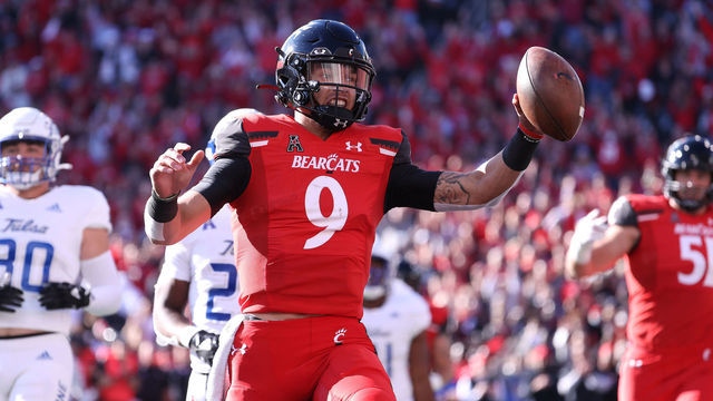 CINCINNATI, OHIO - NOVEMBER 06: Desmond Ridder #9 of the Cincinnati Bearcats runs for a touchdown against Tulsa Golden Hurricane at Nippert Stadium on November 06, 2021 in Cincinnati, Ohio.