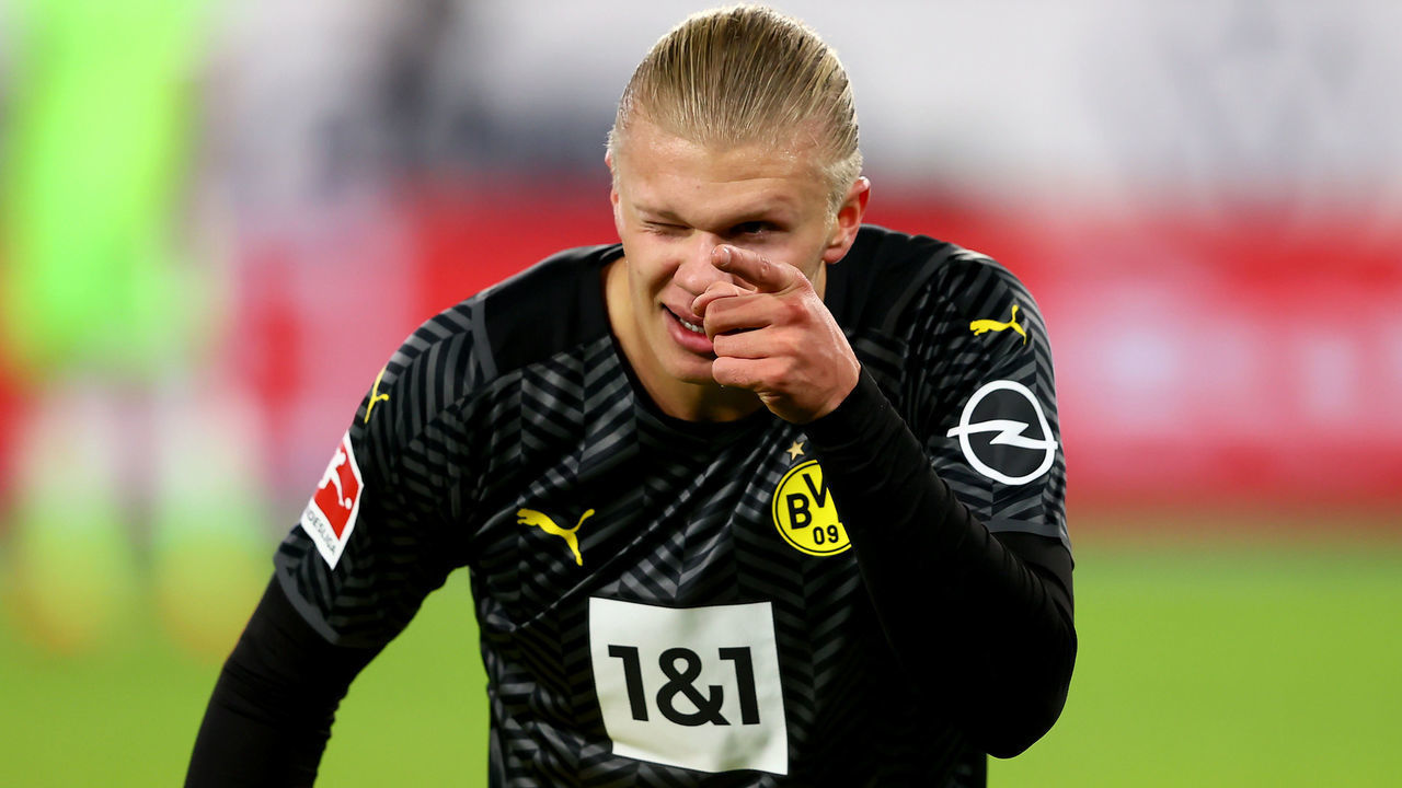 WOLFSBURG, GERMANY - NOVEMBER 27: Erling Haaland of Borussia Dortmund celebrates after he scores the 3rd goal during the Bundesliga match between VfL Wolfsburg and Borussia Dortmund at Volkswagen Arena on November 27, 2021 in Wolfsburg, Germany.