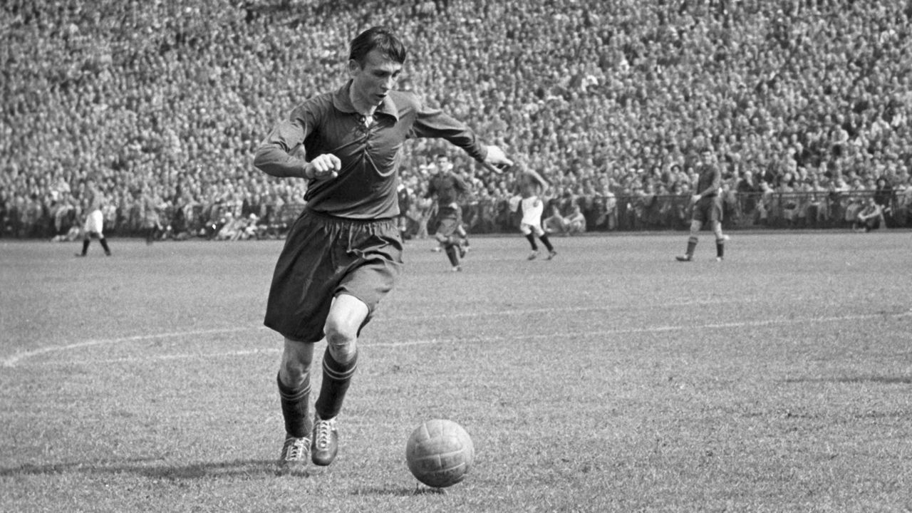 Hanover won the German Championship with a 5-1 defeat of Kaiserslautern at the Volkspark stadium in Hamburg, on 23 May 1954. Lautern's Horst Eckel dribbles the ball. | usage worldwide