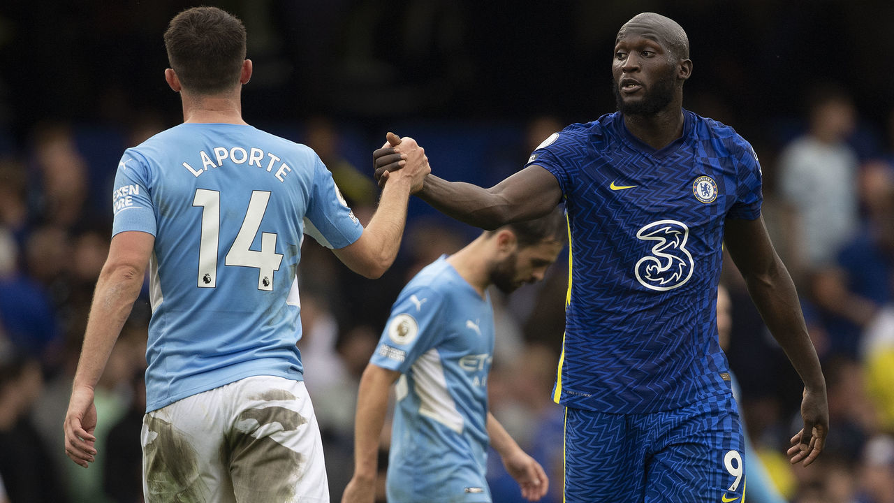 LONDON, ENGLAND - SEPTEMBER 25: Romelu Lukaku of Chelsea and Aymeric Laporte of Manchester City shake hands after the Premier League match between Chelsea and Manchester City at Stamford Bridge on September 25, 2021 in London, England.