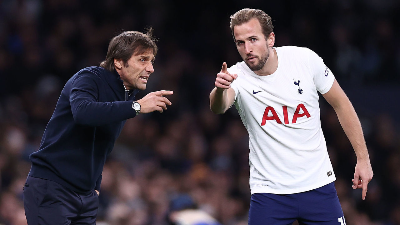 LONDON, ENGLAND - NOVEMBER 21: Antonio Conte, Manager of Tottenham Hotspur speaks to Harry Kane of Tottenham Hotspur during the Premier League match between Tottenham Hotspur and Leeds United at Tottenham Hotspur Stadium on November 21, 2021 in London, England.